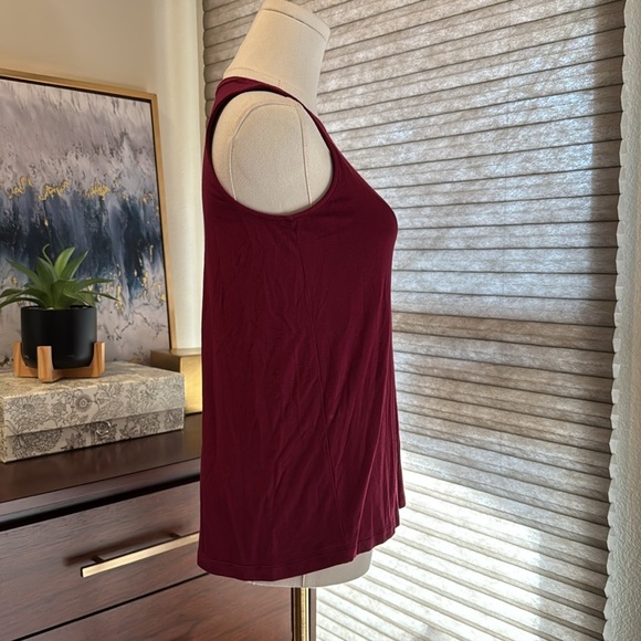 NWT Woman's Nine West Soft Spun Sleeveless Burgundy Top. Size XS - Picture 2 of 5